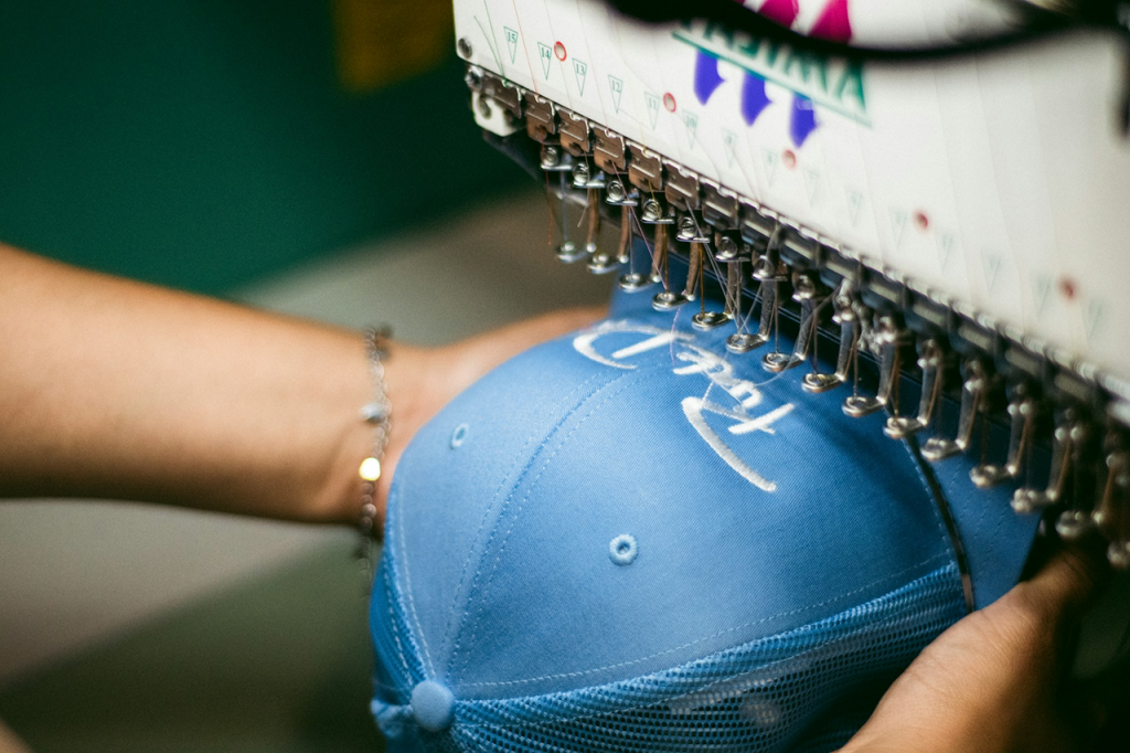 Strojové vyšívání na textil a jaké typy textilií jsou pro něj vhodné